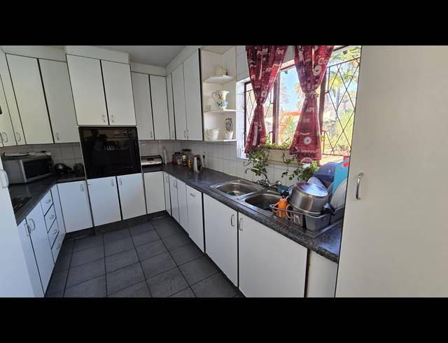 3 BEDROOM FREEHOLD FOR SALE IN BRACKENDOWNS